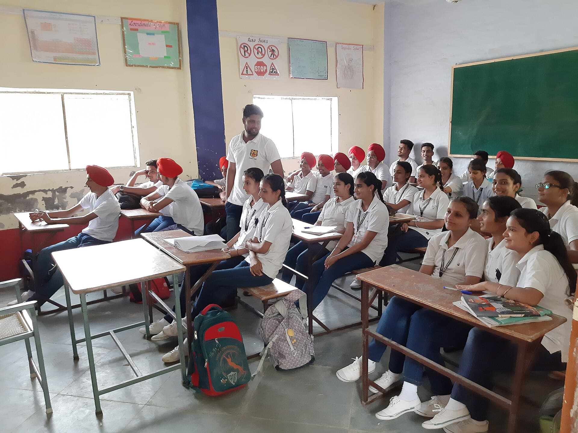 भारत के सरकारी स्कूल में शिक्षक कक्षा में पढ़ाते हुए